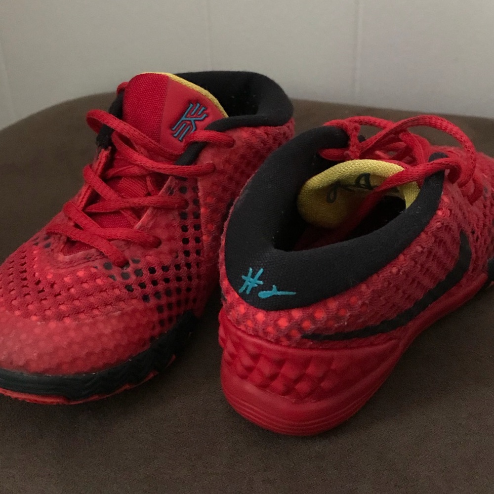 Toddler Nike Kyrie’s Size 7